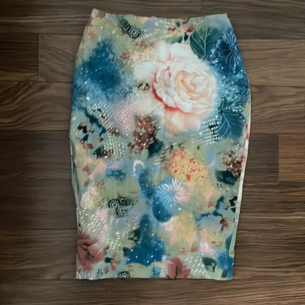 ⭐️HOST PICK ⭐️Floral print pencil skirt
